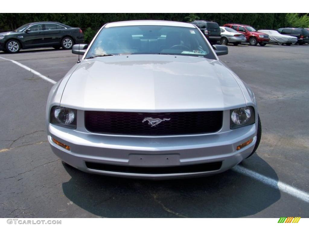 2005 Mustang V6 Premium Coupe - Satin Silver Metallic / Dark Charcoal photo #2