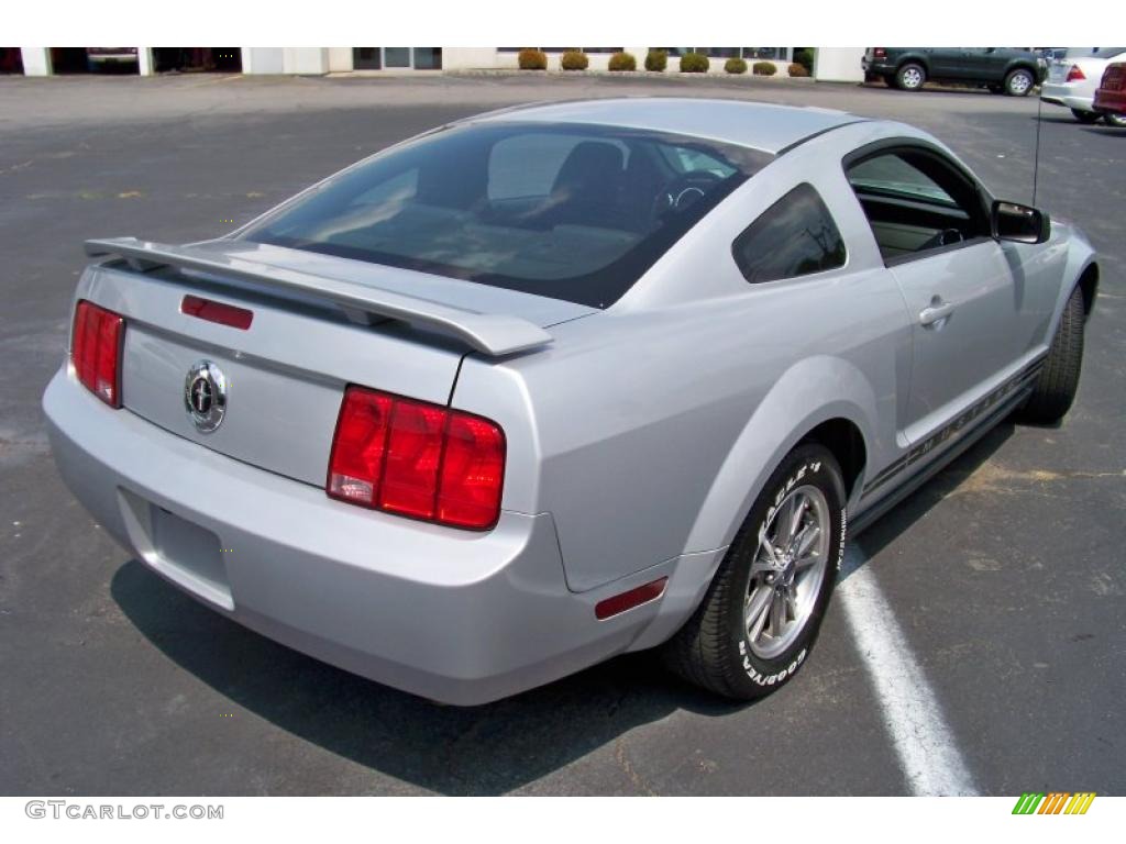 2005 Mustang V6 Premium Coupe - Satin Silver Metallic / Dark Charcoal photo #5