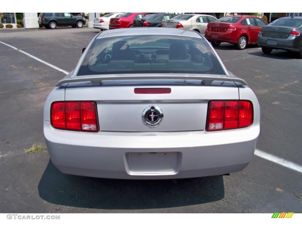2005 Mustang V6 Premium Coupe - Satin Silver Metallic / Dark Charcoal photo #6