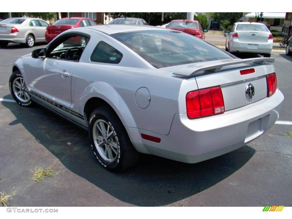 2005 Mustang V6 Premium Coupe - Satin Silver Metallic / Dark Charcoal photo #7