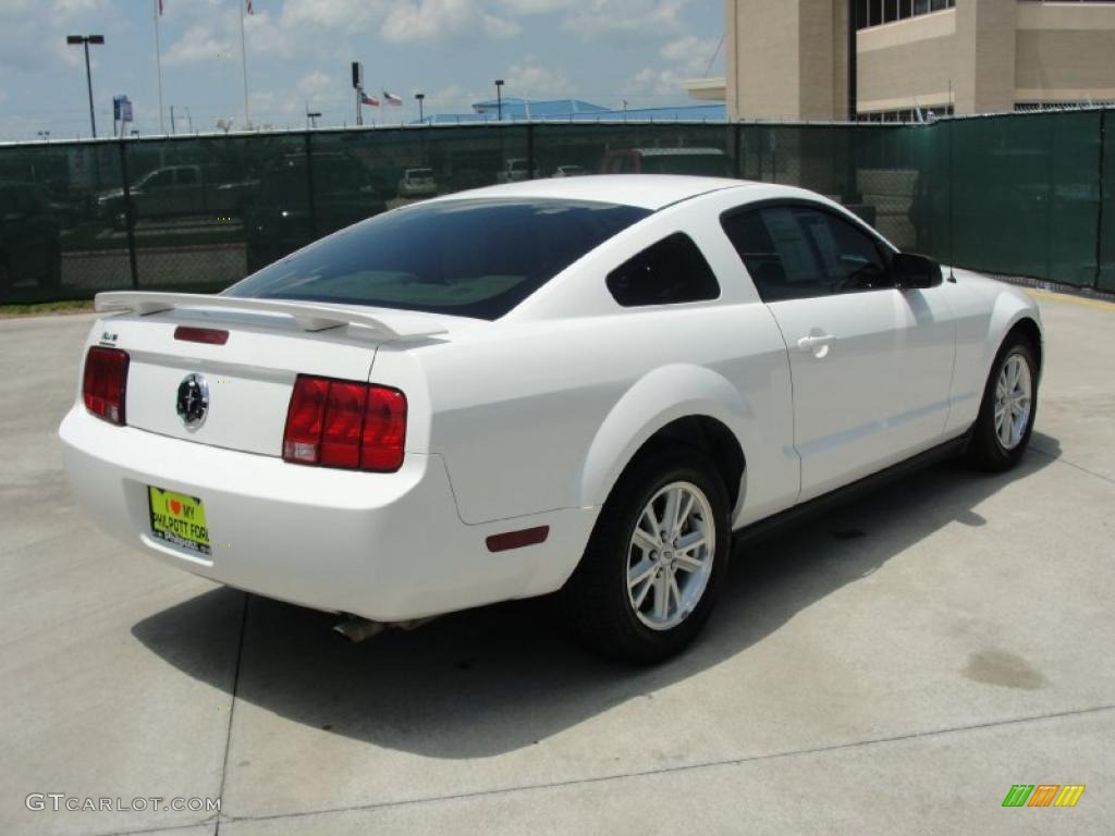 2006 Mustang V6 Deluxe Coupe - Performance White / Light Parchment photo #3