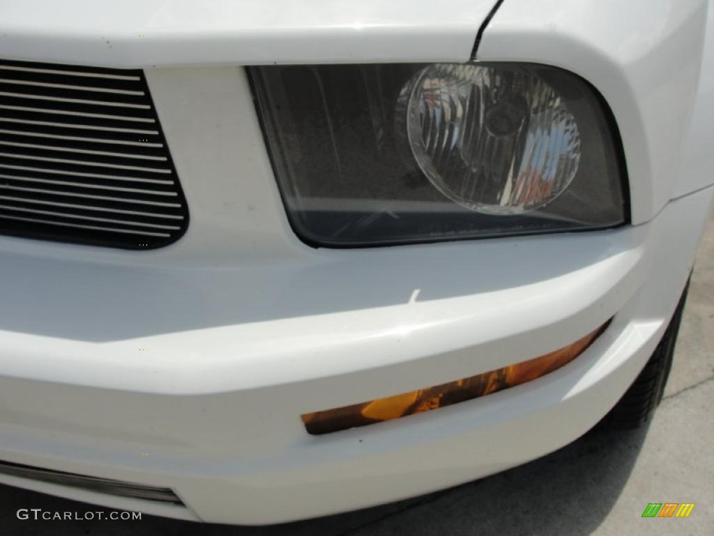 2006 Mustang V6 Deluxe Coupe - Performance White / Light Parchment photo #10