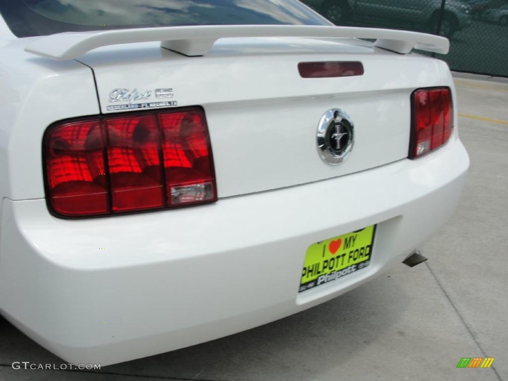 2006 Mustang V6 Deluxe Coupe - Performance White / Light Parchment photo #19