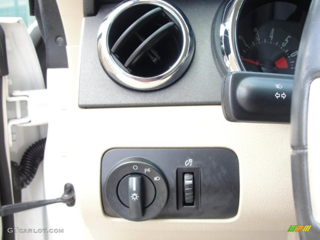 2006 Mustang V6 Deluxe Coupe - Performance White / Light Parchment photo #38