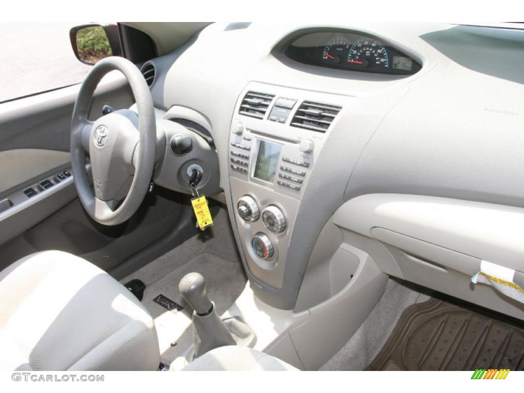 2009 Yaris Sedan - Absolutely Red / Dark Charcoal photo #17