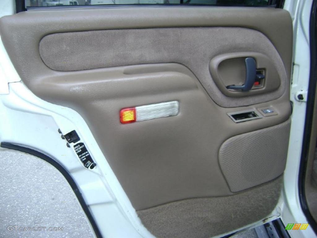 1995 Tahoe LT 4x4 - Summit White / Tan photo #9