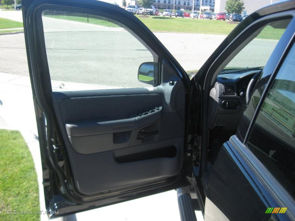 2004 Explorer XLS 4x4 - Black / Graphite photo #15