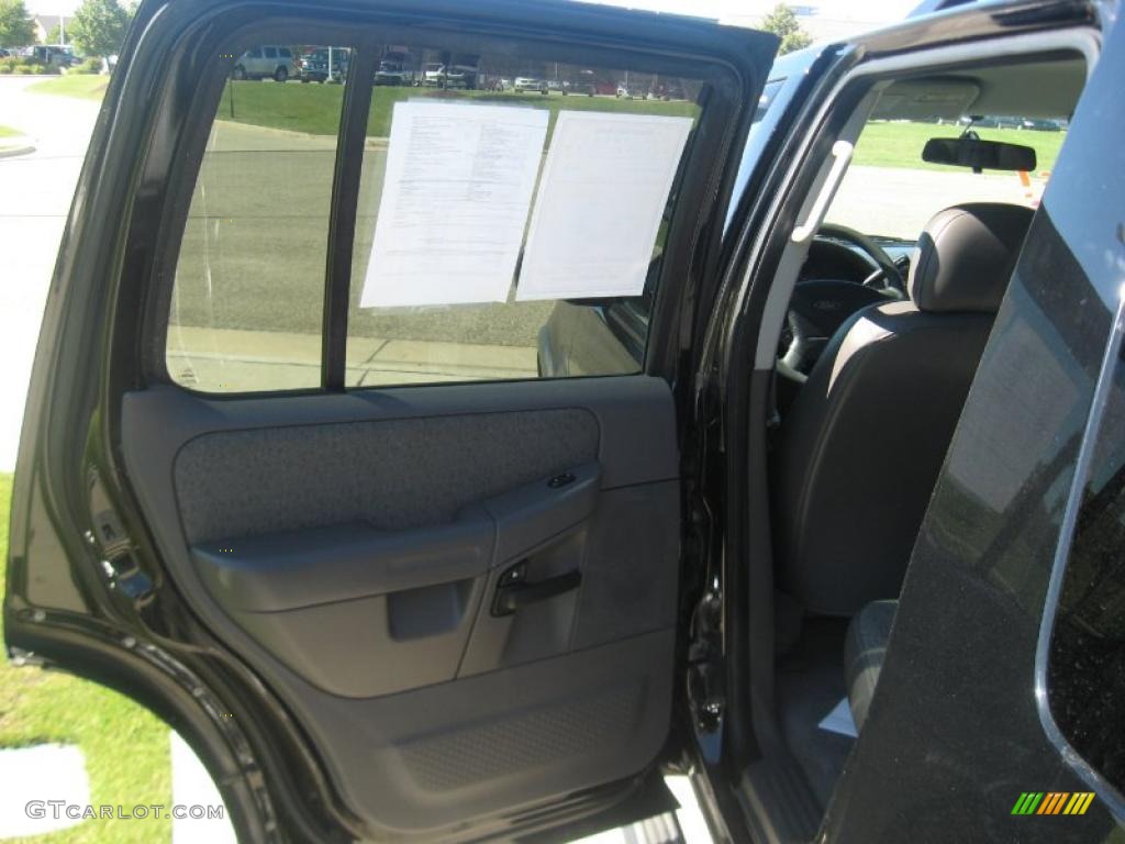 2004 Explorer XLS 4x4 - Black / Graphite photo #16