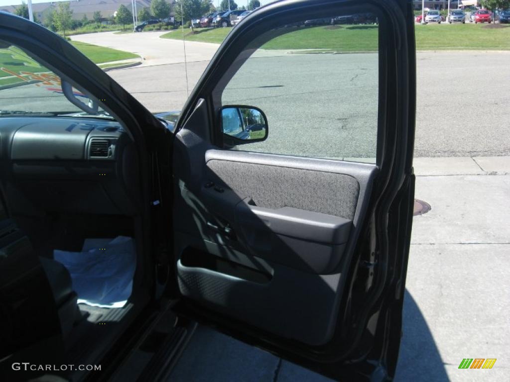 2004 Explorer XLS 4x4 - Black / Graphite photo #18