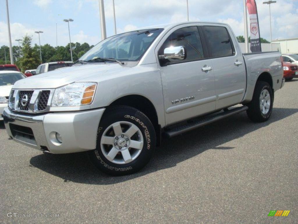 2007 Titan LE Crew Cab 4x4 - Radiant Silver / Graphite Black/Titanium photo #2