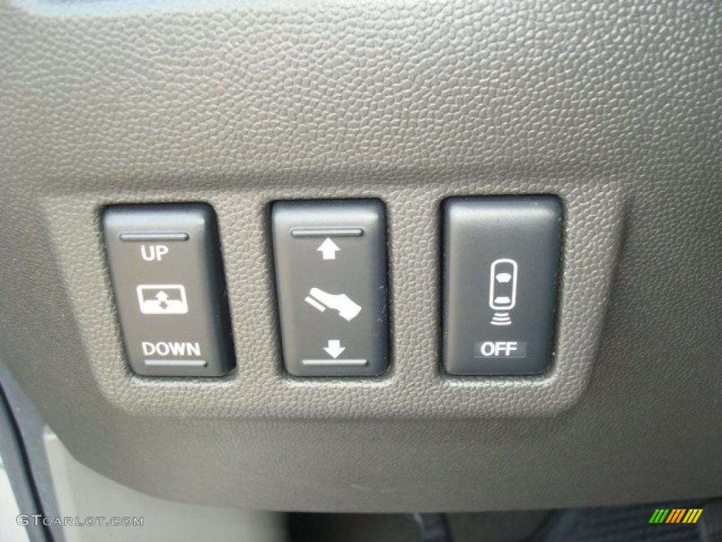 2007 Titan LE Crew Cab 4x4 - Radiant Silver / Graphite Black/Titanium photo #14