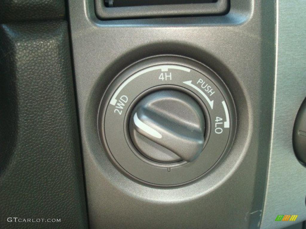 2007 Titan LE Crew Cab 4x4 - Radiant Silver / Graphite Black/Titanium photo #18