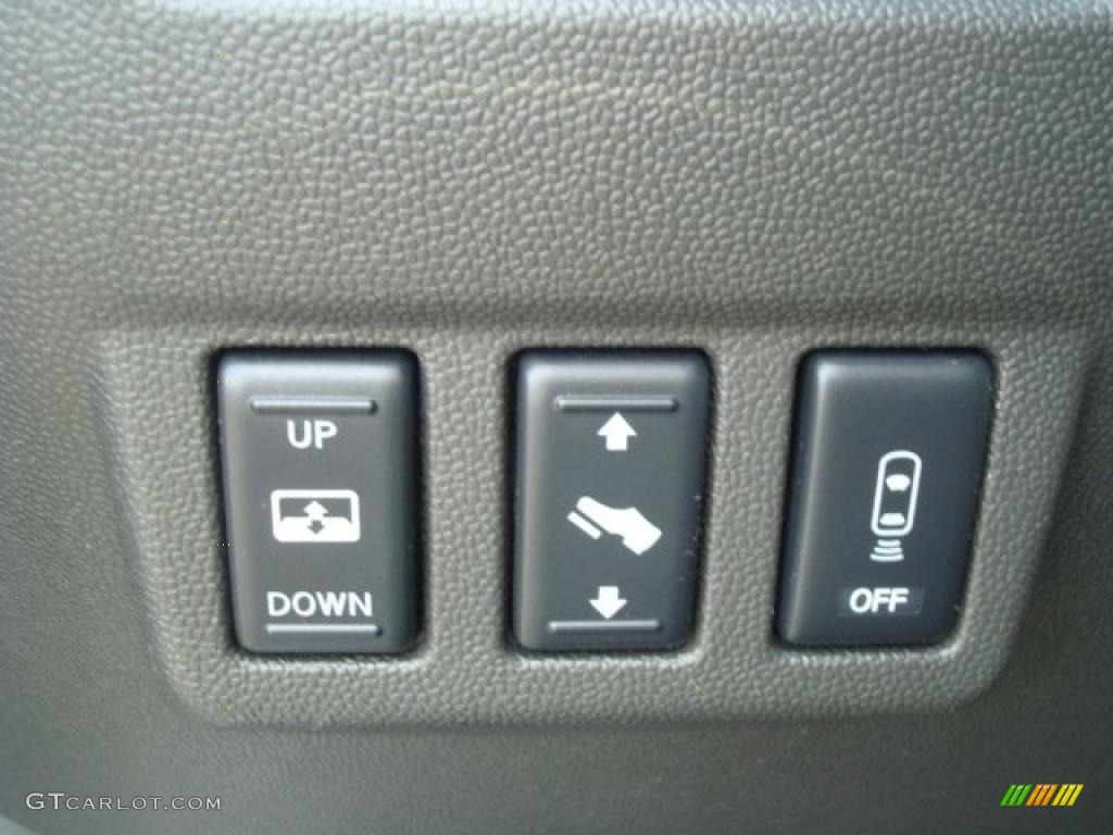 2007 Titan LE Crew Cab 4x4 - Radiant Silver / Graphite Black/Titanium photo #31