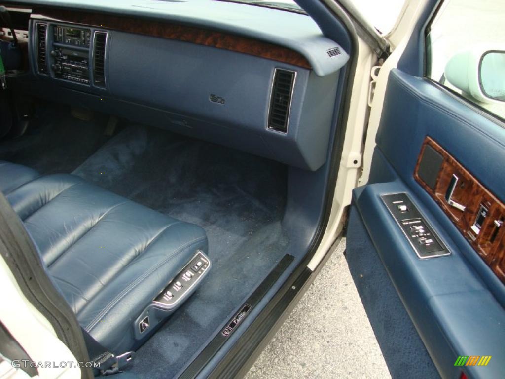1993 Fleetwood  - White / Blue photo #19