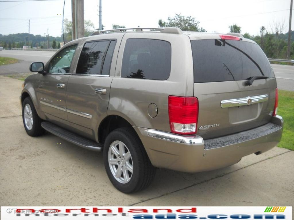 2007 Aspen Limited HEMI 4WD - Light Khaki Beige Metallic / Dark Khaki/Light Graystone photo #4