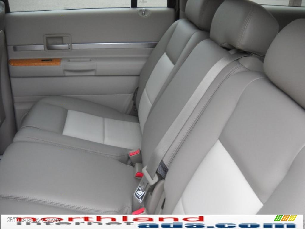 2007 Aspen Limited HEMI 4WD - Light Khaki Beige Metallic / Dark Khaki/Light Graystone photo #10