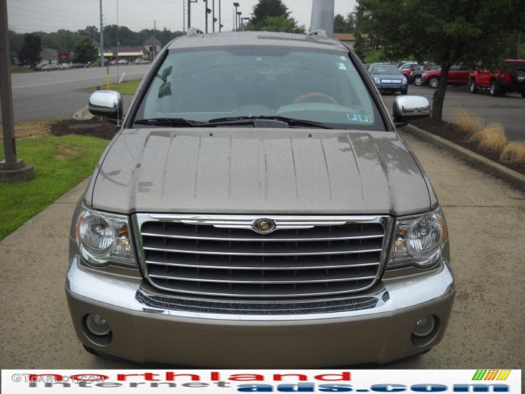 2007 Aspen Limited HEMI 4WD - Light Khaki Beige Metallic / Dark Khaki/Light Graystone photo #13