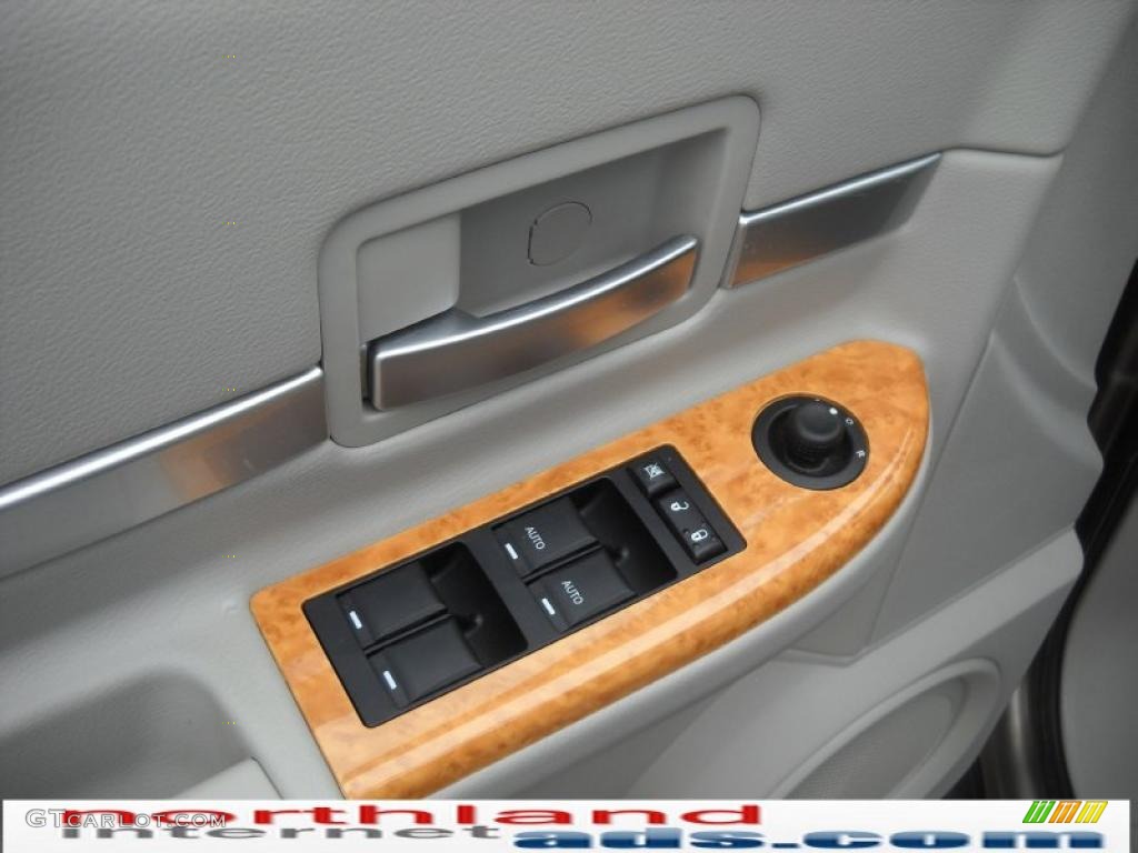 2007 Aspen Limited HEMI 4WD - Light Khaki Beige Metallic / Dark Khaki/Light Graystone photo #15