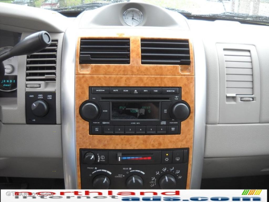 2007 Aspen Limited HEMI 4WD - Light Khaki Beige Metallic / Dark Khaki/Light Graystone photo #17