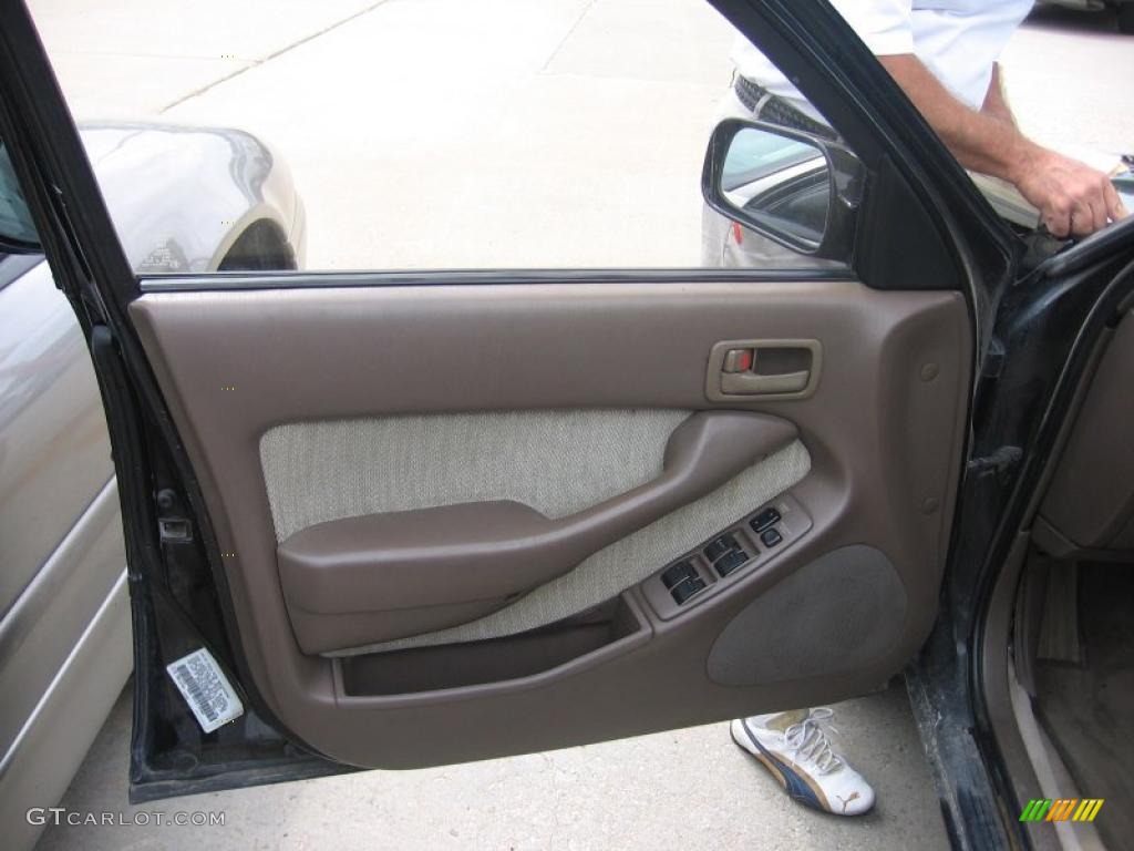 1994 Camry LE Sedan - Black / Beige photo #7