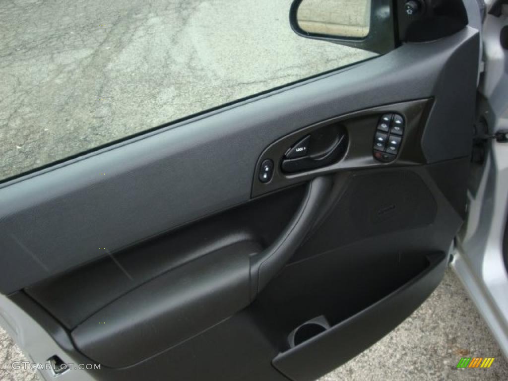 2007 Focus ZX5 SES Hatchback - CD Silver Metallic / Charcoal/Light Flint photo #11
