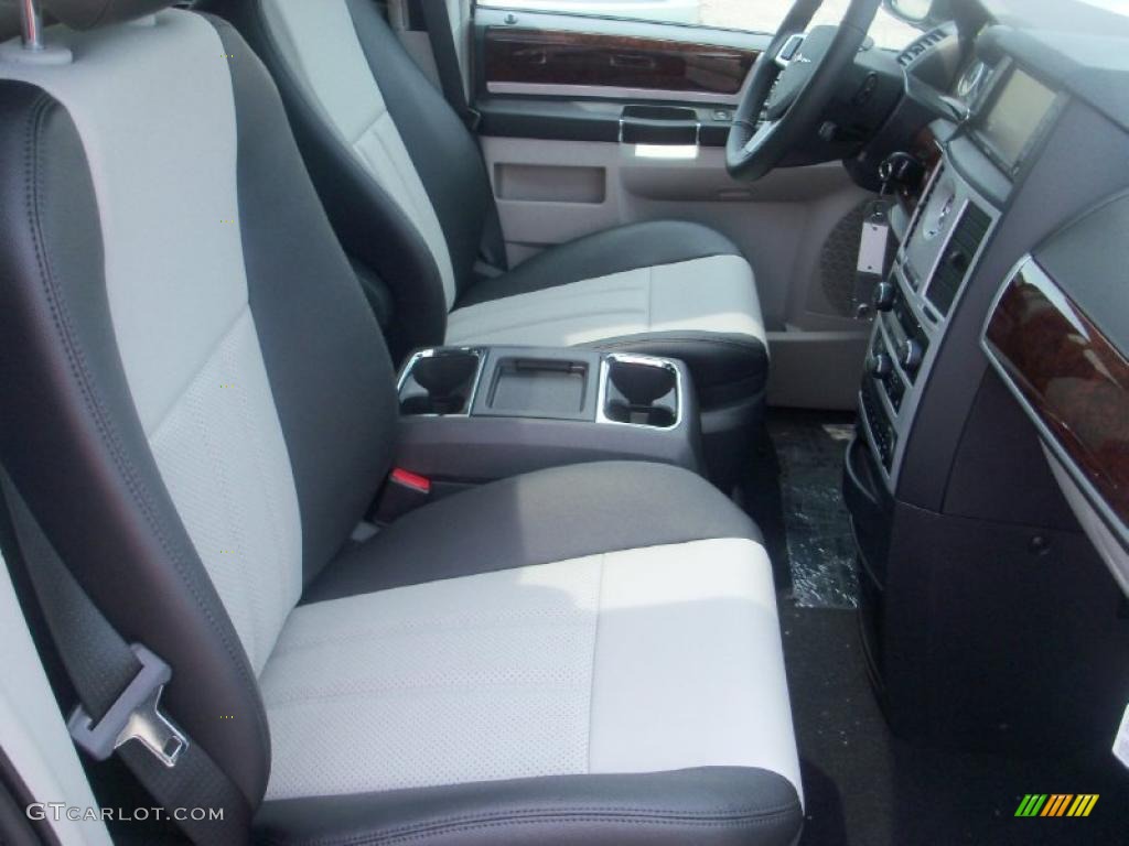 2010 Town & Country Touring - Blackberry Pearl / Dark Slate Gray/Light Shale photo #30