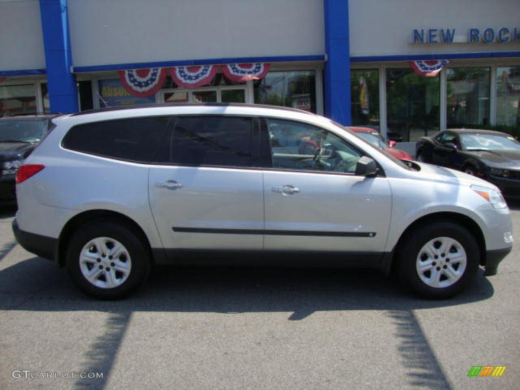2010 Traverse LS AWD - Silver Ice Metallic / Dark Gray/Light Gray photo #1