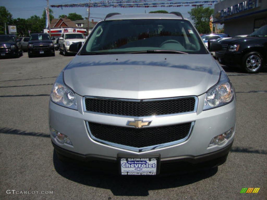 2010 Traverse LS AWD - Silver Ice Metallic / Dark Gray/Light Gray photo #2
