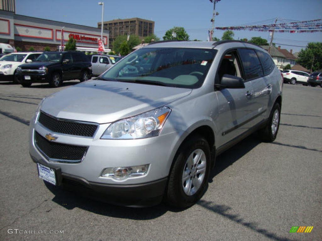 2010 Traverse LS AWD - Silver Ice Metallic / Dark Gray/Light Gray photo #3