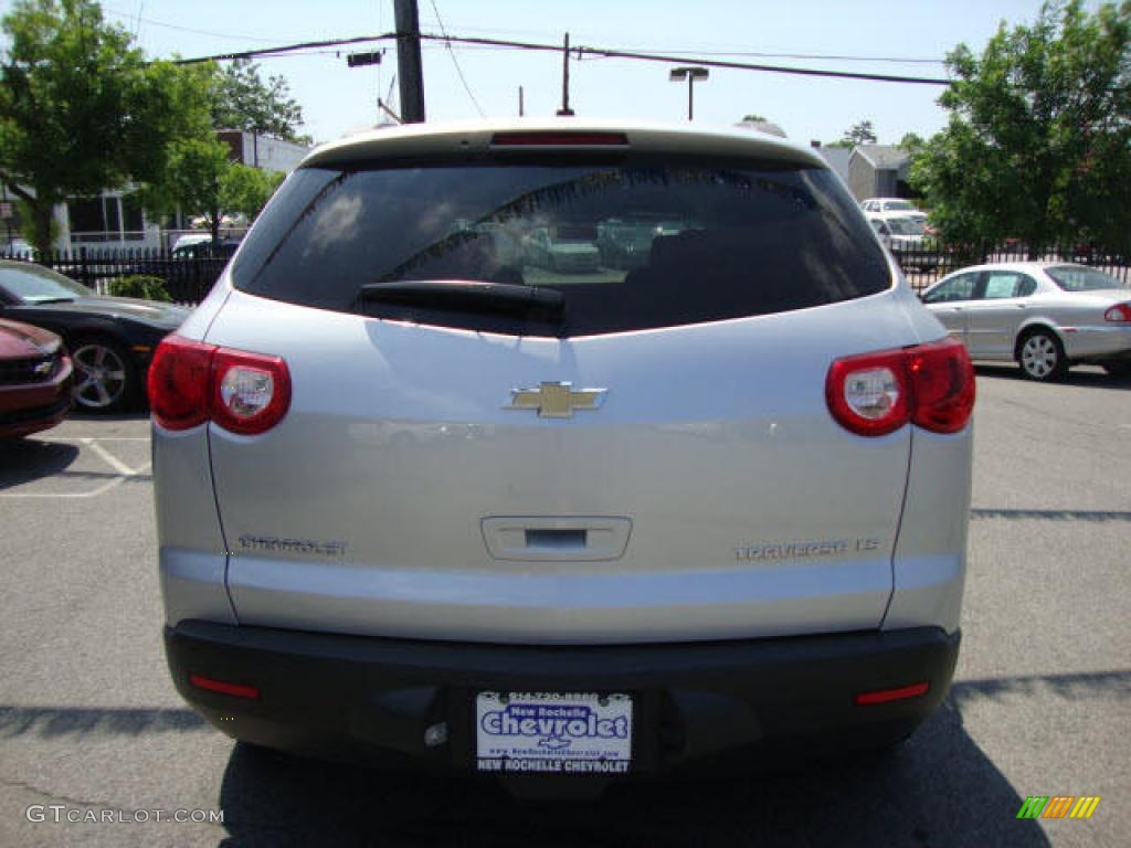 2010 Traverse LS AWD - Silver Ice Metallic / Dark Gray/Light Gray photo #4