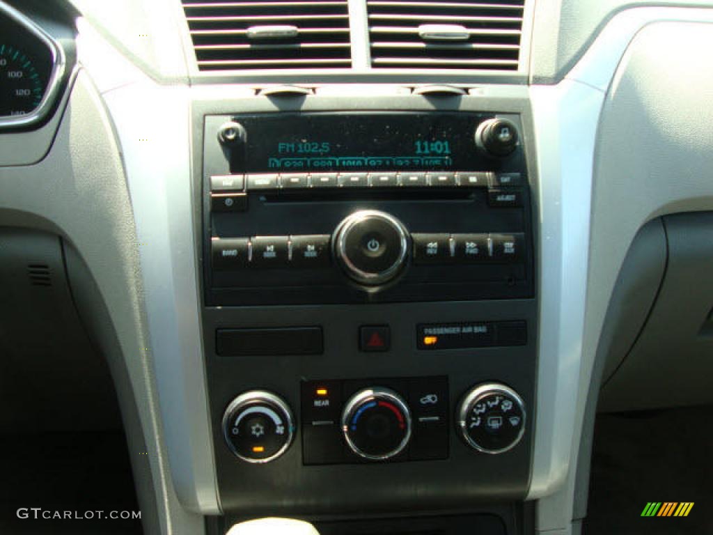 2010 Traverse LS AWD - Silver Ice Metallic / Dark Gray/Light Gray photo #7