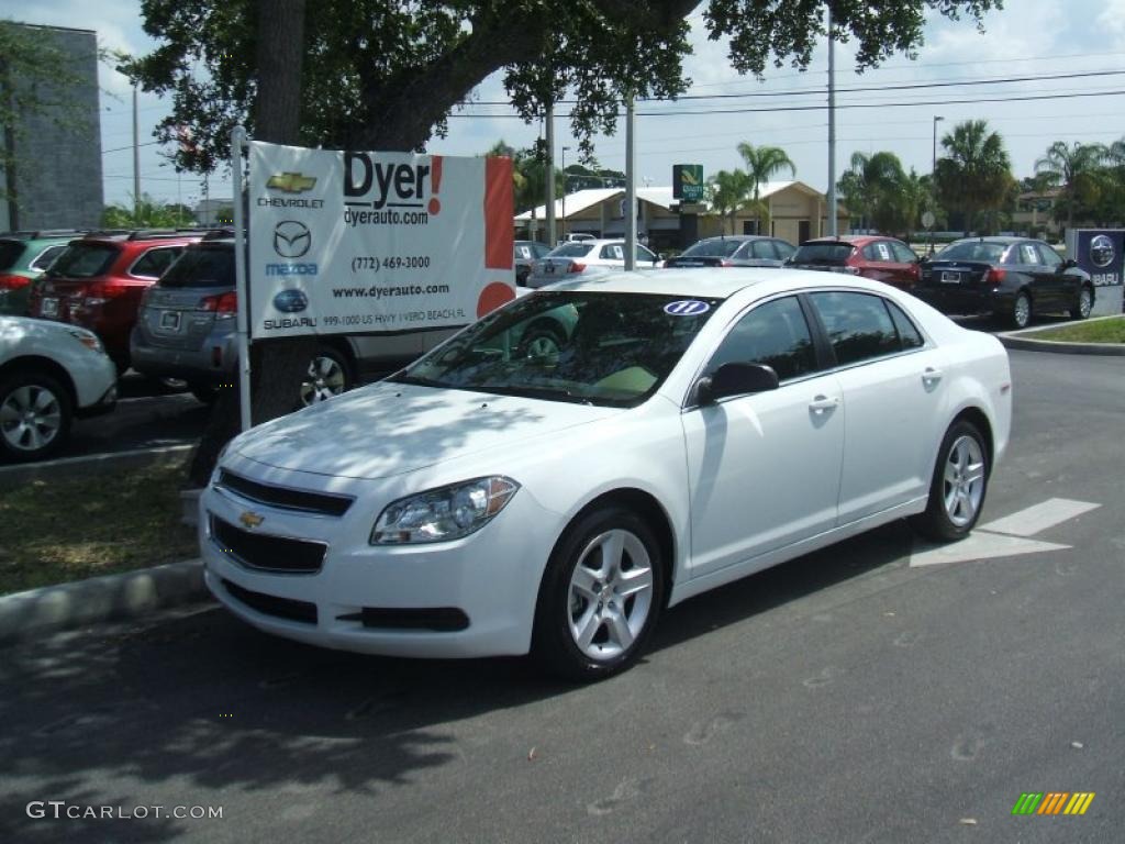Summit White Chevrolet Malibu