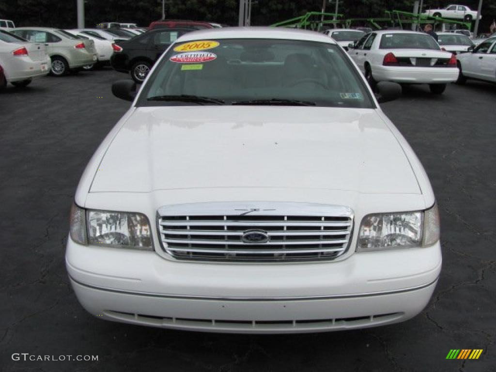 2005 Crown Victoria LX - Vibrant White / Light Flint photo #4