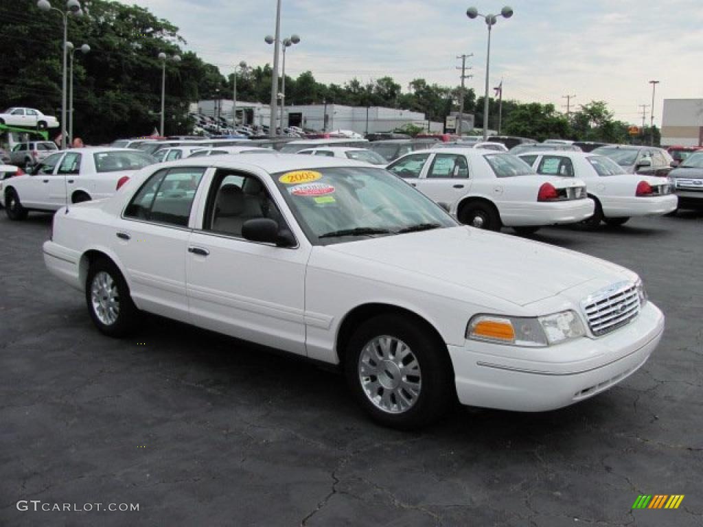 2005 Crown Victoria LX - Vibrant White / Light Flint photo #5