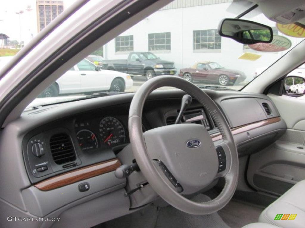 2005 Crown Victoria LX - Vibrant White / Light Flint photo #8