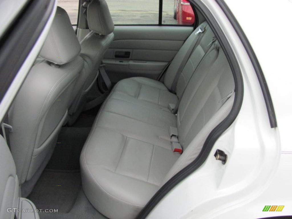 2005 Crown Victoria LX - Vibrant White / Light Flint photo #13