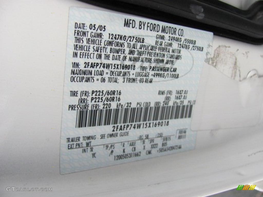 2005 Crown Victoria LX - Vibrant White / Light Flint photo #14
