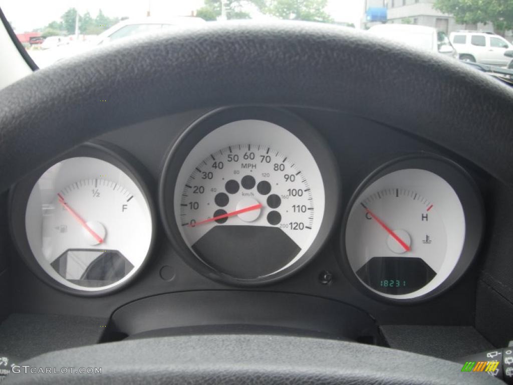 2008 Caliber SE - Bright Silver Metallic / Dark Slate Gray photo #15