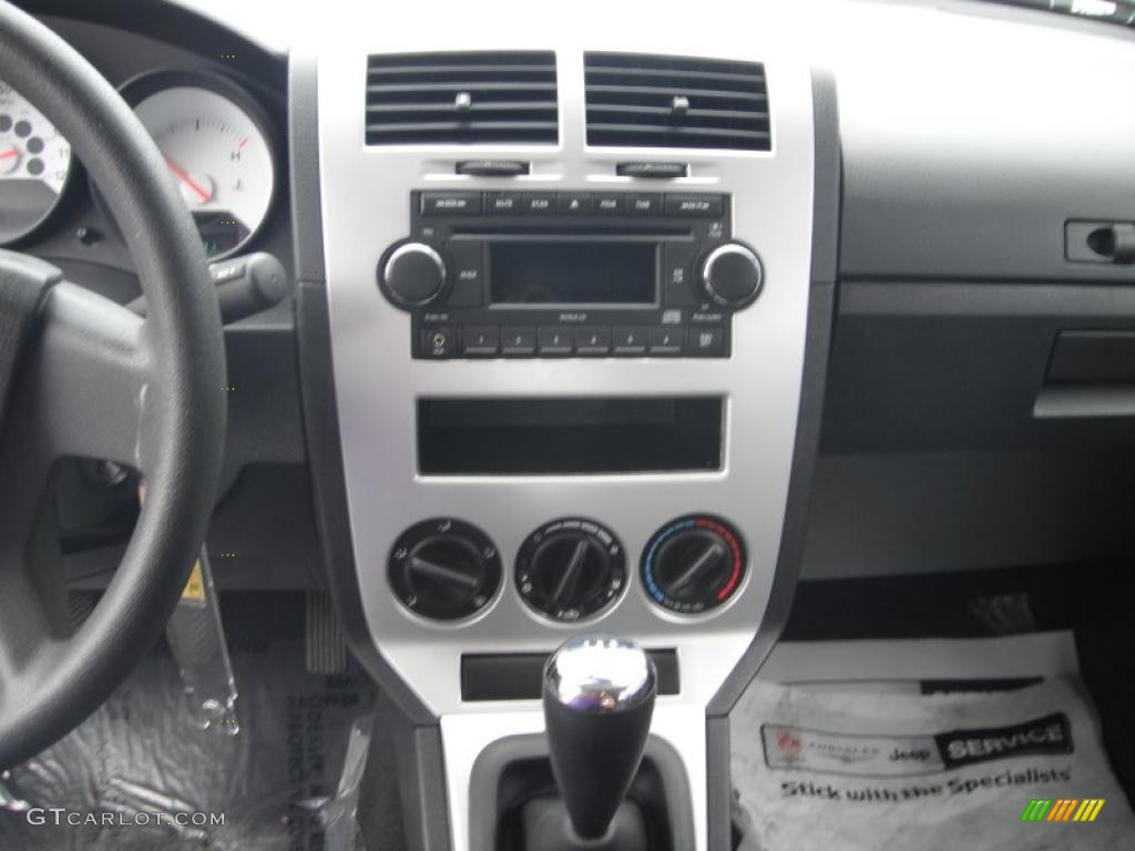 2008 Caliber SE - Bright Silver Metallic / Dark Slate Gray photo #16