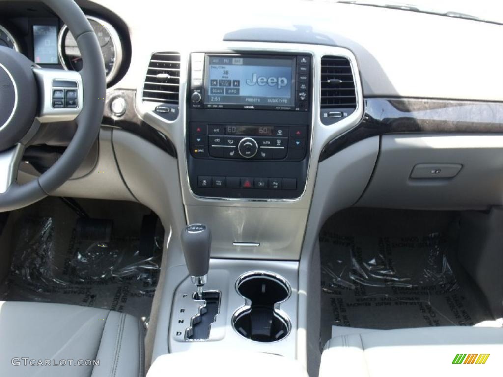 2011 Grand Cherokee Laredo X Package - Stone White / Dark Graystone/Medium Graystone photo #17