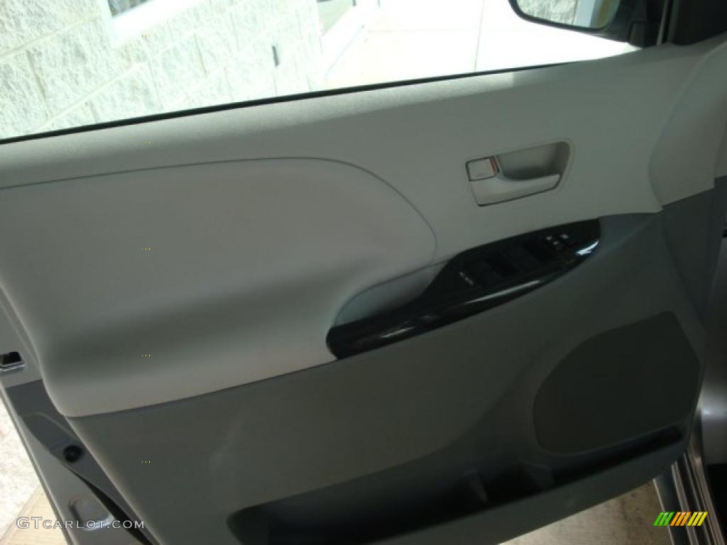 2011 Sienna LE - Silver Sky Metallic / Light Gray photo #12