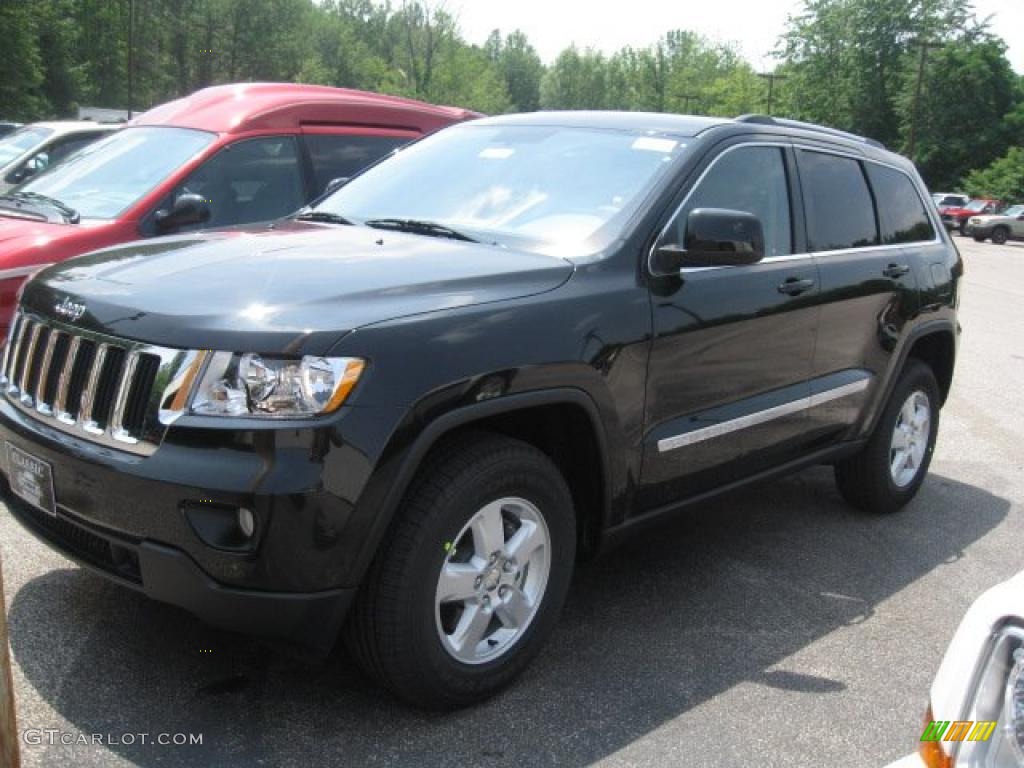 2011 Grand Cherokee Laredo 4x4 - Brilliant Black Crystal Pearl / Dark Graystone/Medium Graystone photo #1