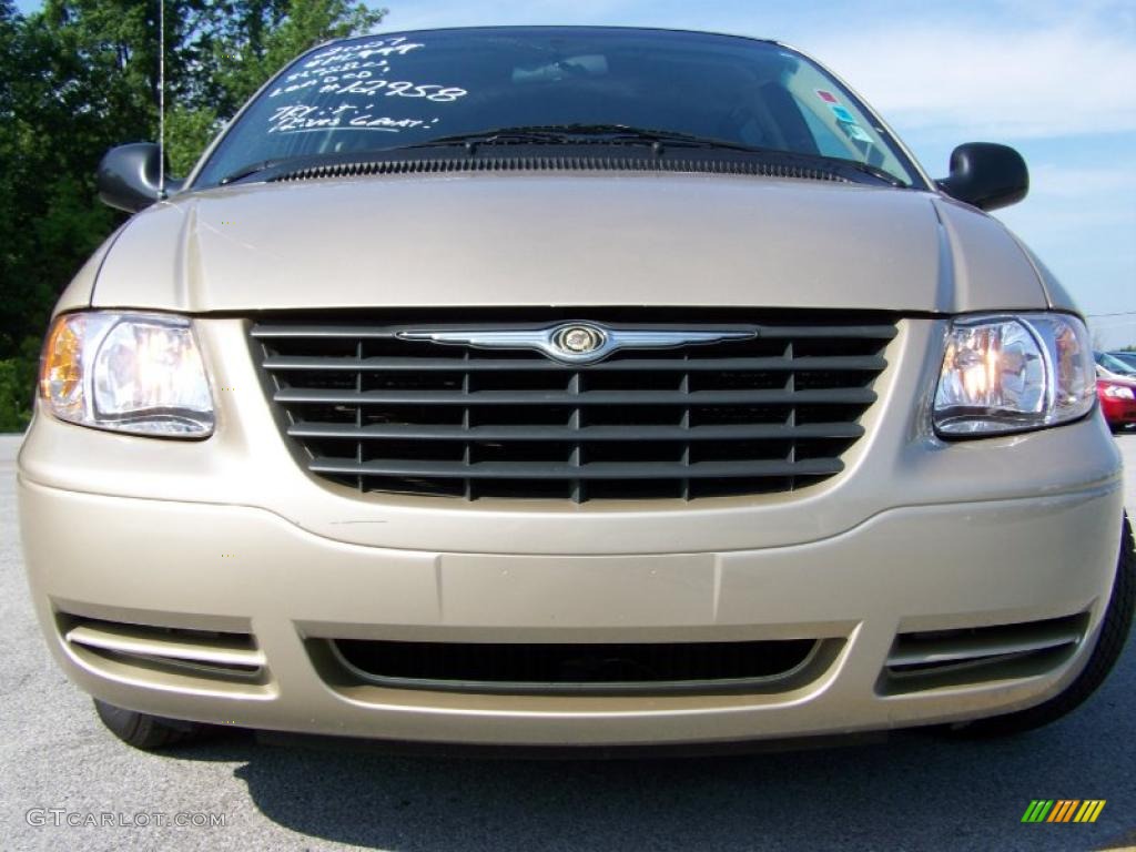 2007 Town & Country  - Linen Gold Metallic / Dark Khaki/Light Graystone photo #2