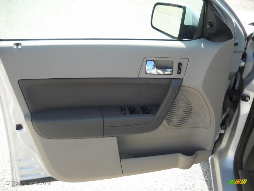 2008 Focus SES Sedan - Silver Frost Metallic / Medium Stone photo #11