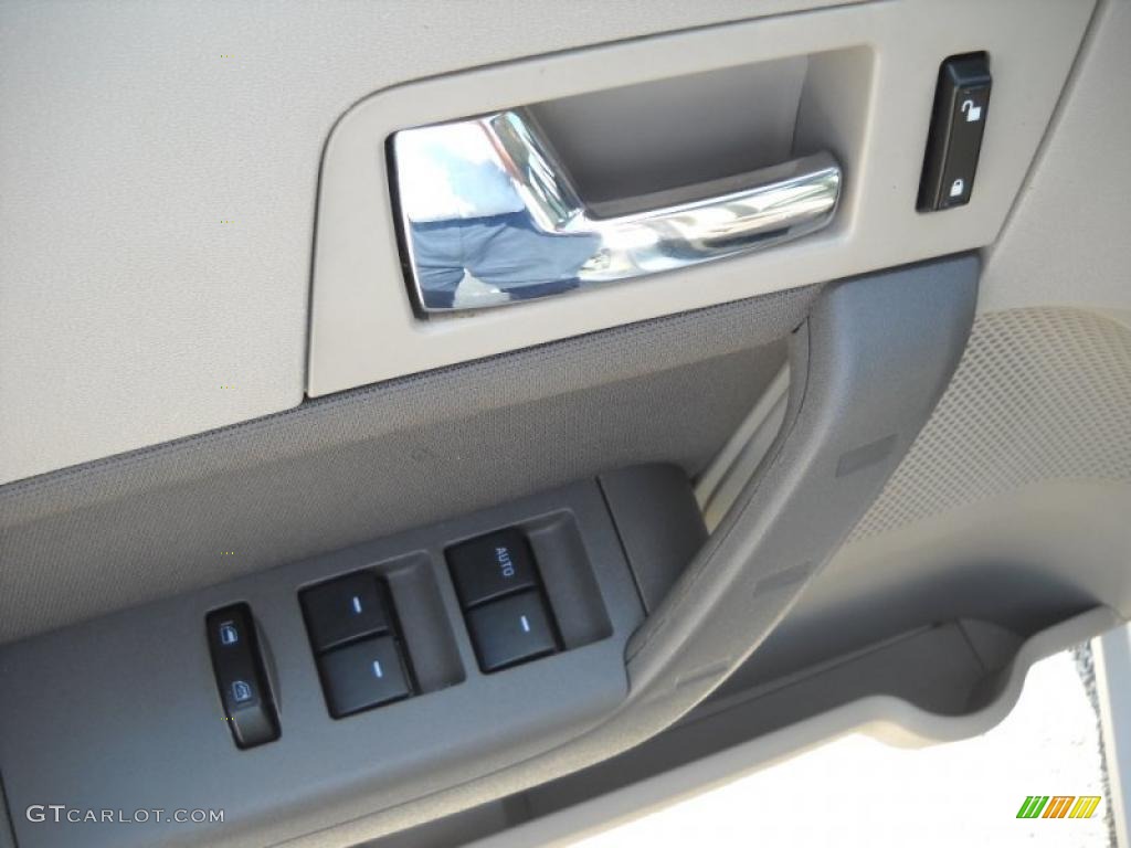 2008 Focus SES Sedan - Silver Frost Metallic / Medium Stone photo #12