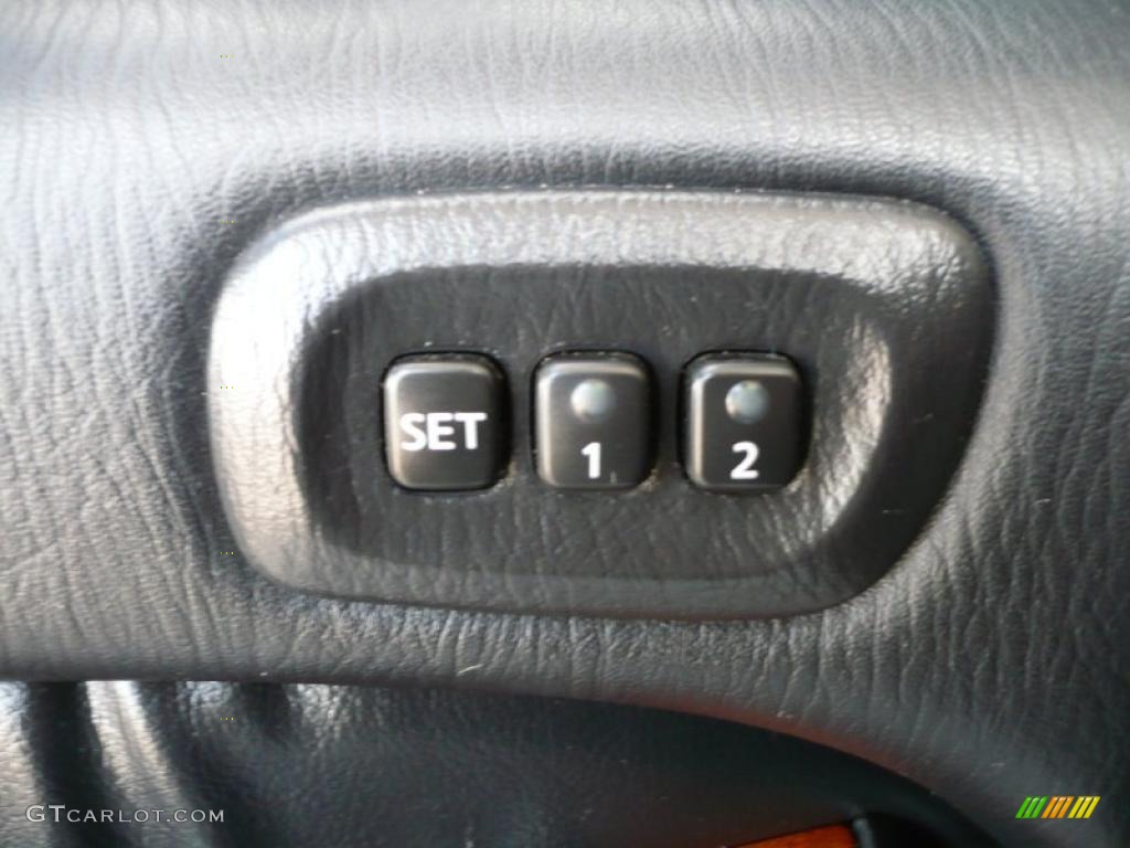 2002 QX4  - Brilliant Silver Metallic / Graphite photo #9