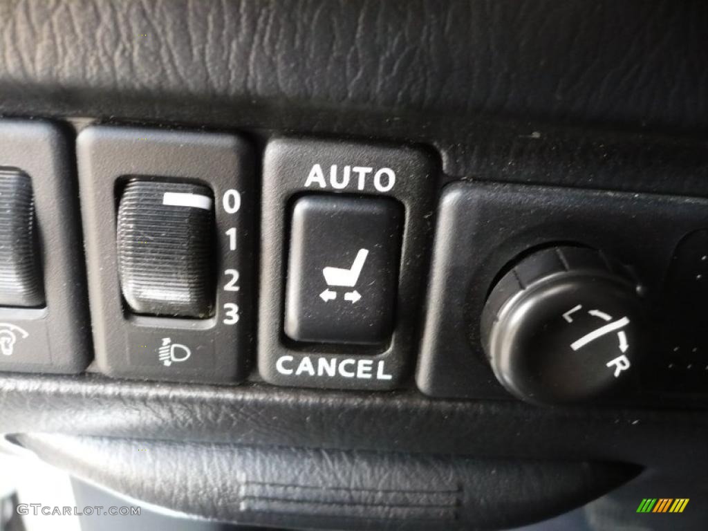 2002 QX4  - Brilliant Silver Metallic / Graphite photo #22