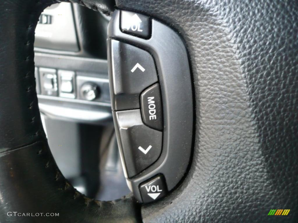 2002 QX4  - Brilliant Silver Metallic / Graphite photo #23