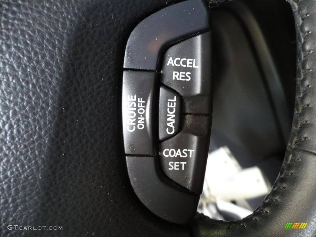 2002 QX4  - Brilliant Silver Metallic / Graphite photo #24