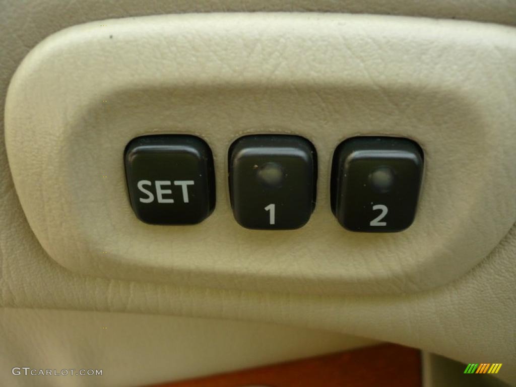 2002 QX4 4x4 - Brilliant Silver Metallic / Stone Beige photo #20